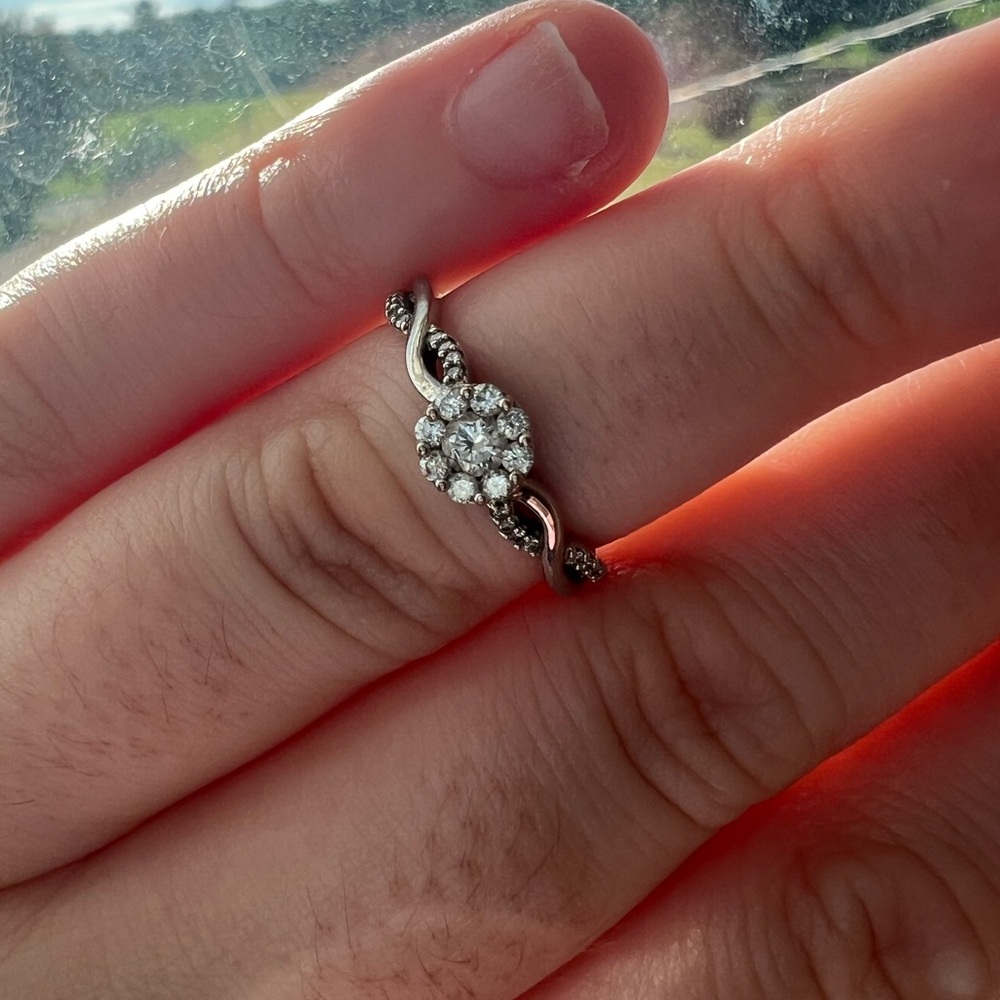 10k White Gold Diamond Ring